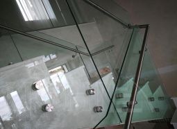 Стъклени парапети за стълби