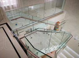 Стъклени парапети за стълби