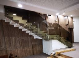 Стъклени парапети за стълби